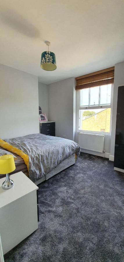 Camden Guest House Double Bedroom With Super Large King Bed ลอนดอน ภายนอก รูปภาพ